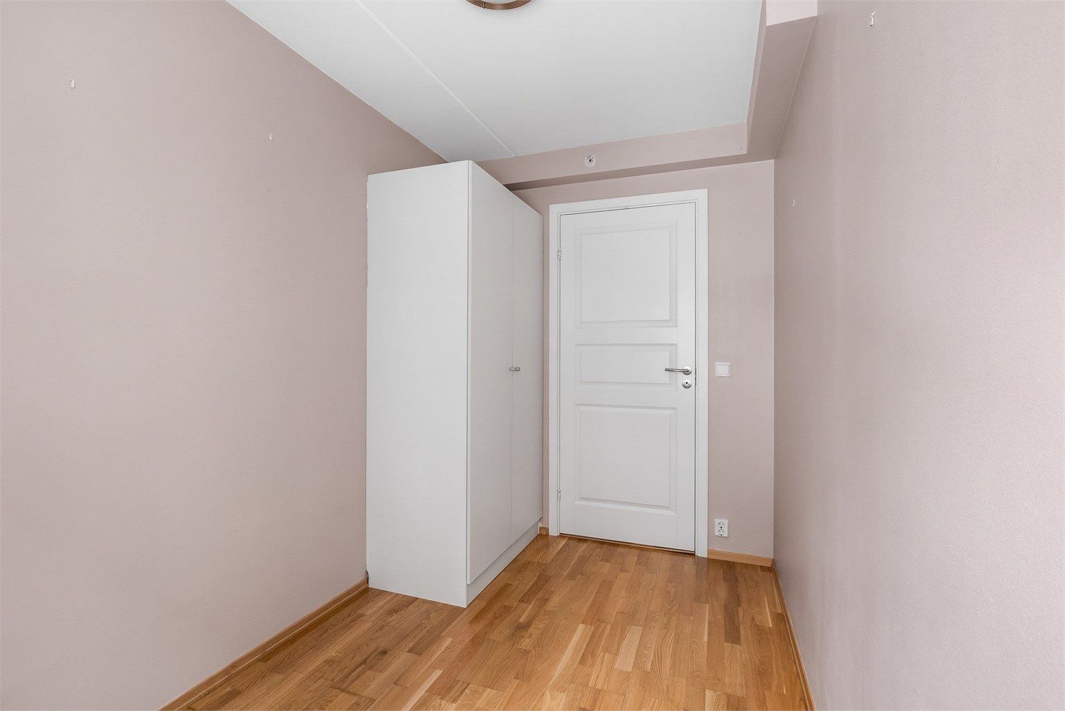 Soverommet har oppbevaringsløsning med garderobeskap