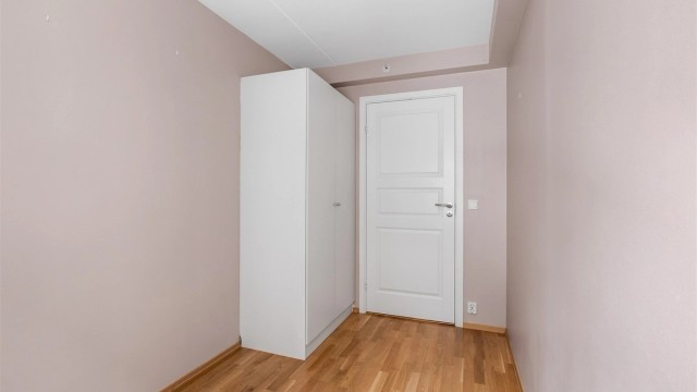 Soverommet har oppbevaringsløsning med garderobeskap