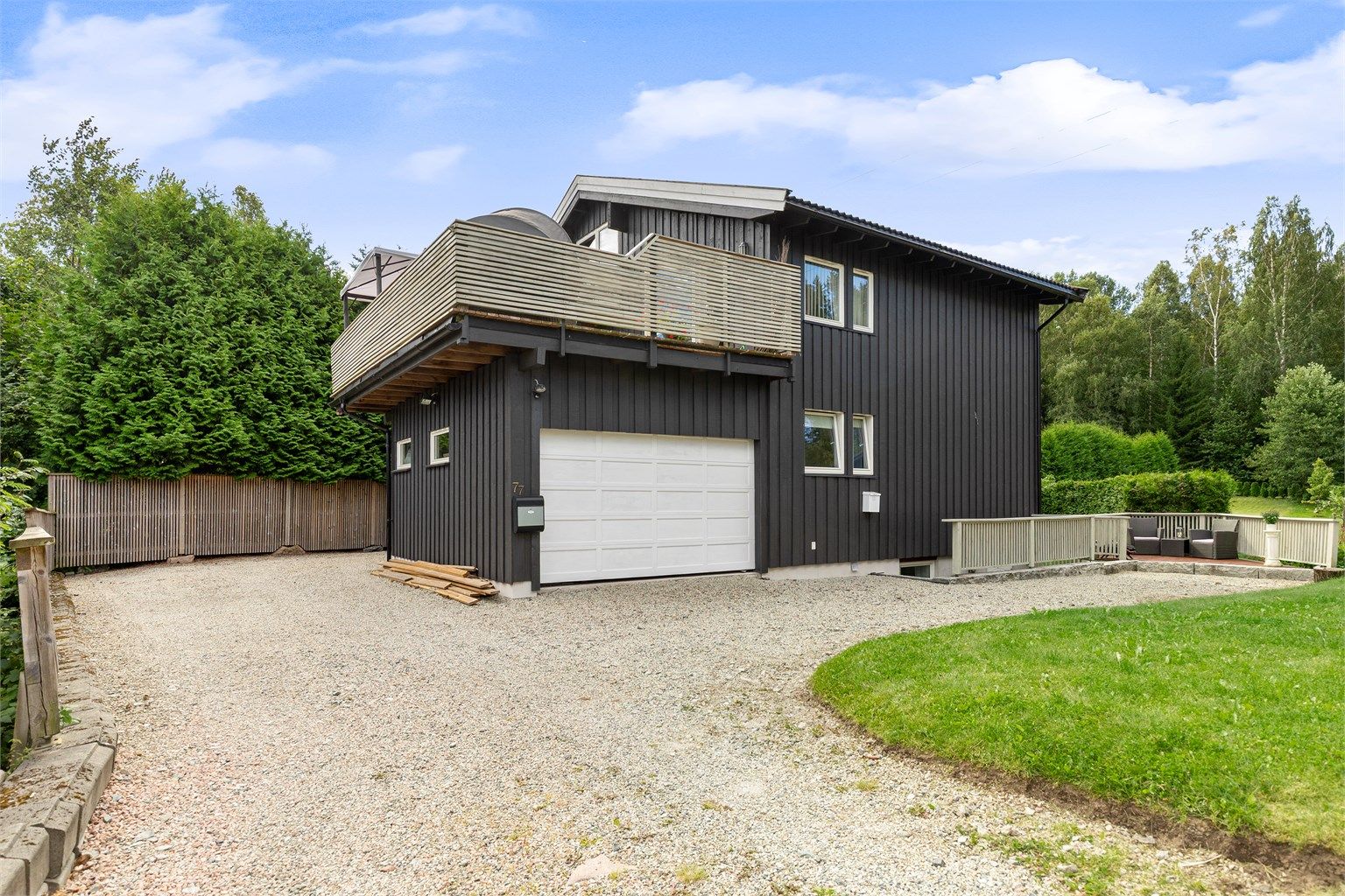 Stor gårdsplass med garasje og egen parkering til utleiedelen