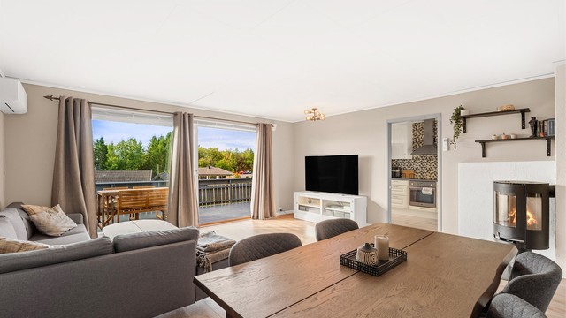 Stuen er av god størrelse og har plass til sofa- og tv-seksjon samt spisegruppe. I tillegg er det varmepumpe og peis som sørger for godt med varme.