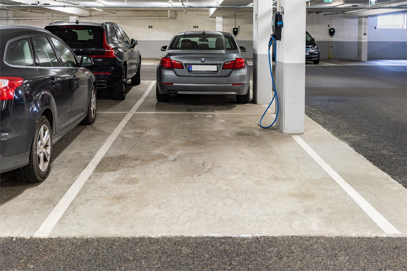  Fast p-plass i lukket garasjeanlegg, med tilhørende elbil-lader. Det er heis direkte fra garasjeanlegg og opp til leilighetsetasjen. Det er felles sykkelrom og felles rom til lagring av kajakk i garasjeanlegg. 