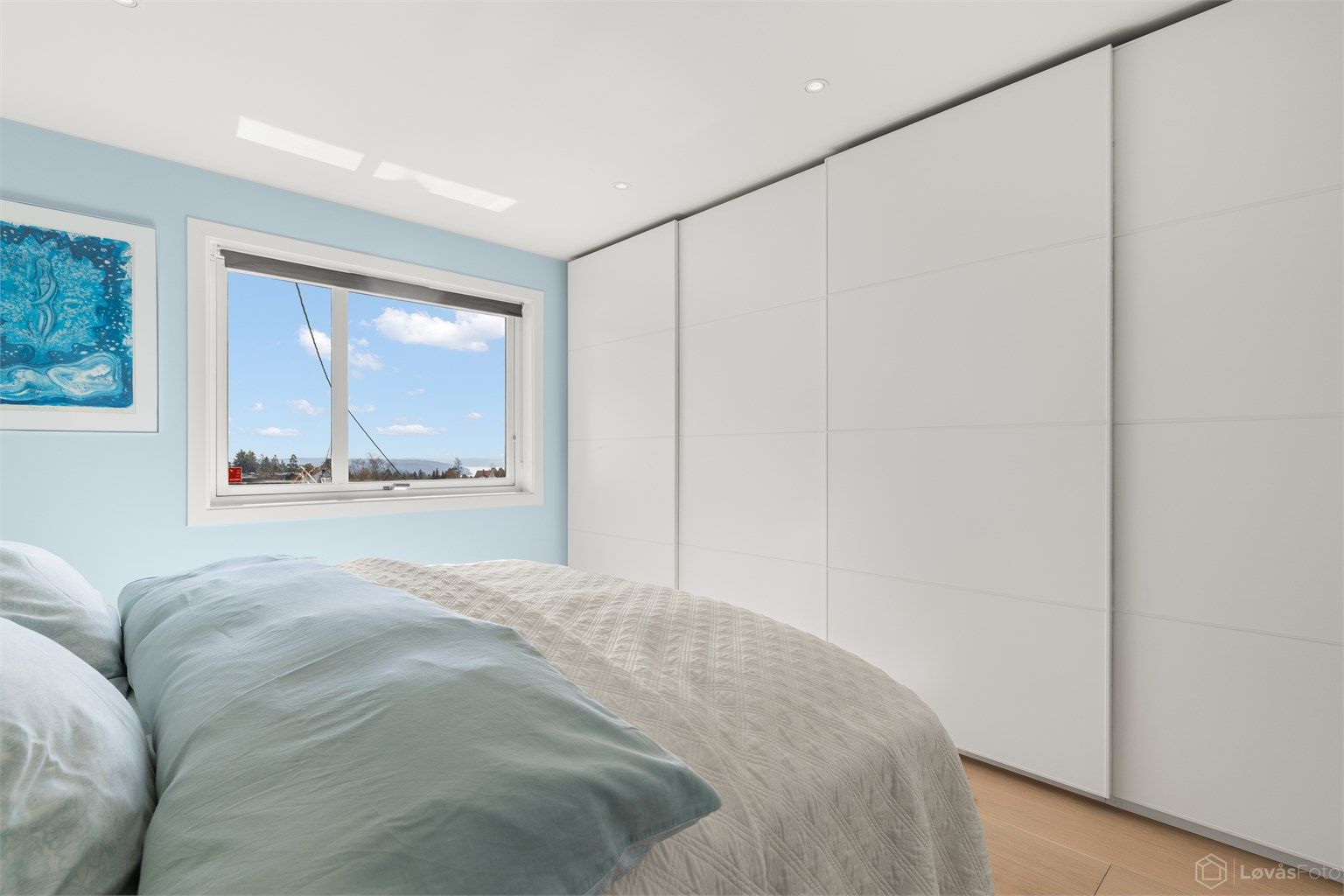 En stor skyvedørsgarderobe gir rikelig med oppbevaringsplass.