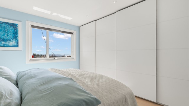 En stor skyvedørsgarderobe gir rikelig med oppbevaringsplass.