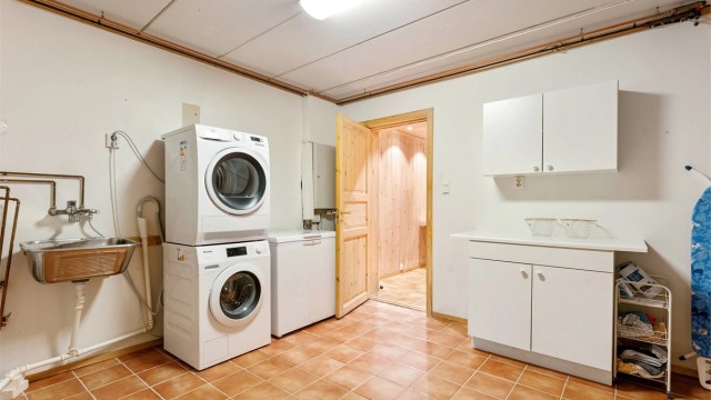 Romslig vaskerom til hoveddelen av huset