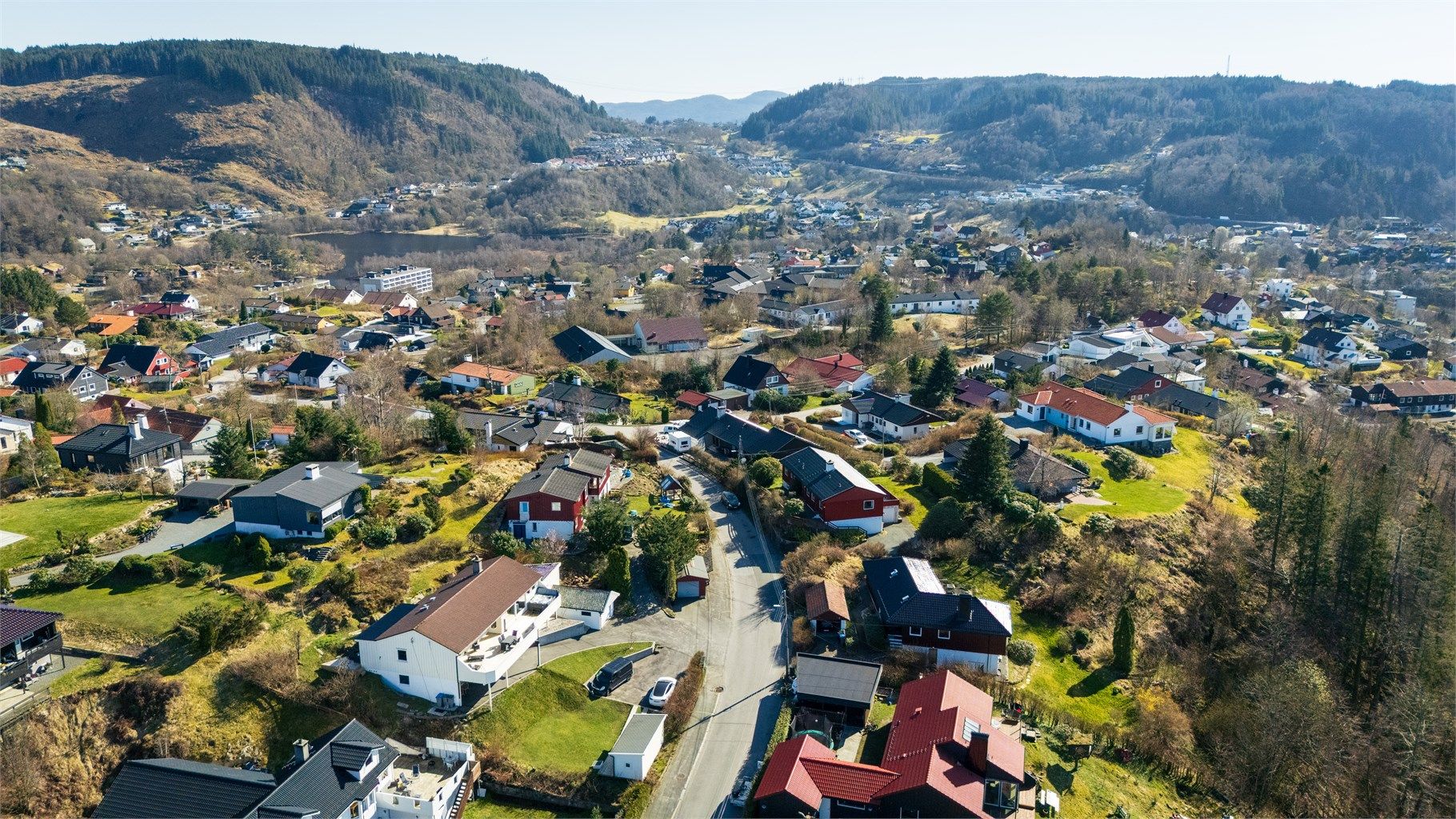 Eiendommen har flere tilkomstveier enten det er via Ulsmåg, Midtun eller Elveneset