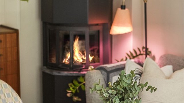 Vedovnen er plassert i hjørnet av stuen og skaper en hyggelig stemning.