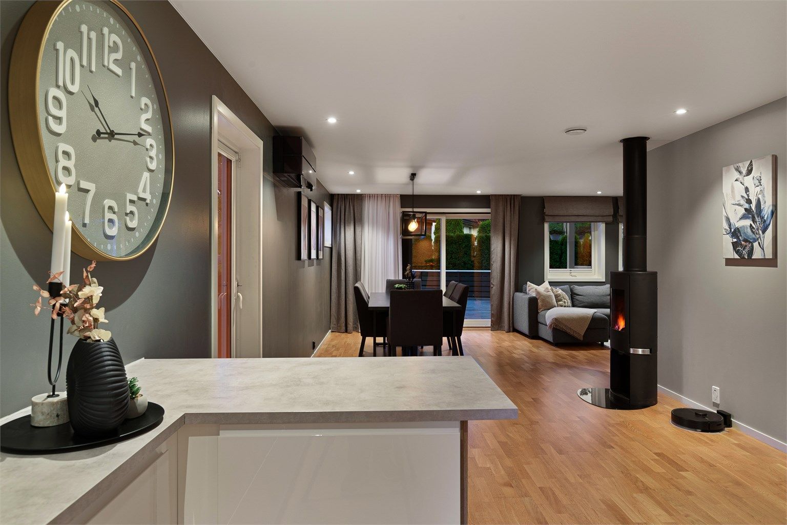 Fra kjøkken mot stuen - Peis er godt å ha på kalde vinterdager 