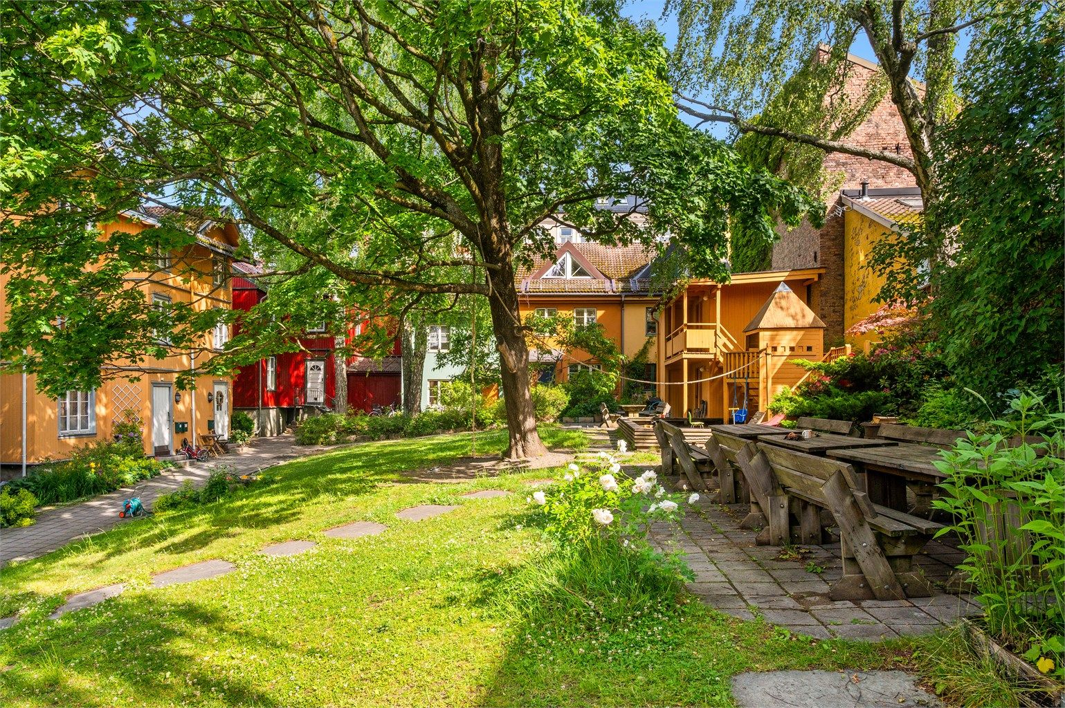 En sjelden kombinasjon av en tilbaketrukket beliggenhet og nærhet til alle byens fasiliteter.