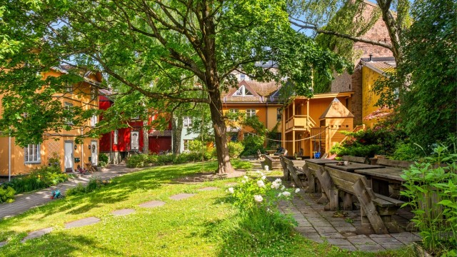 En sjelden kombinasjon av en tilbaketrukket beliggenhet og nærhet til alle byens fasiliteter.