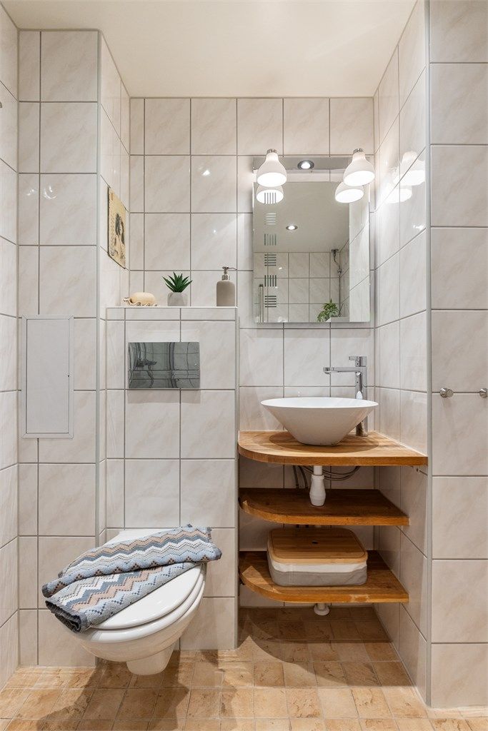 Det er varmekabler på badet, samt opplegg for vaskemaskin.