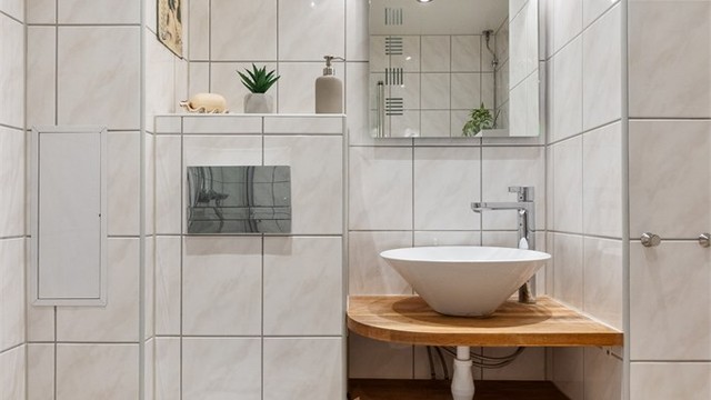 Det er varmekabler på badet, samt opplegg for vaskemaskin.