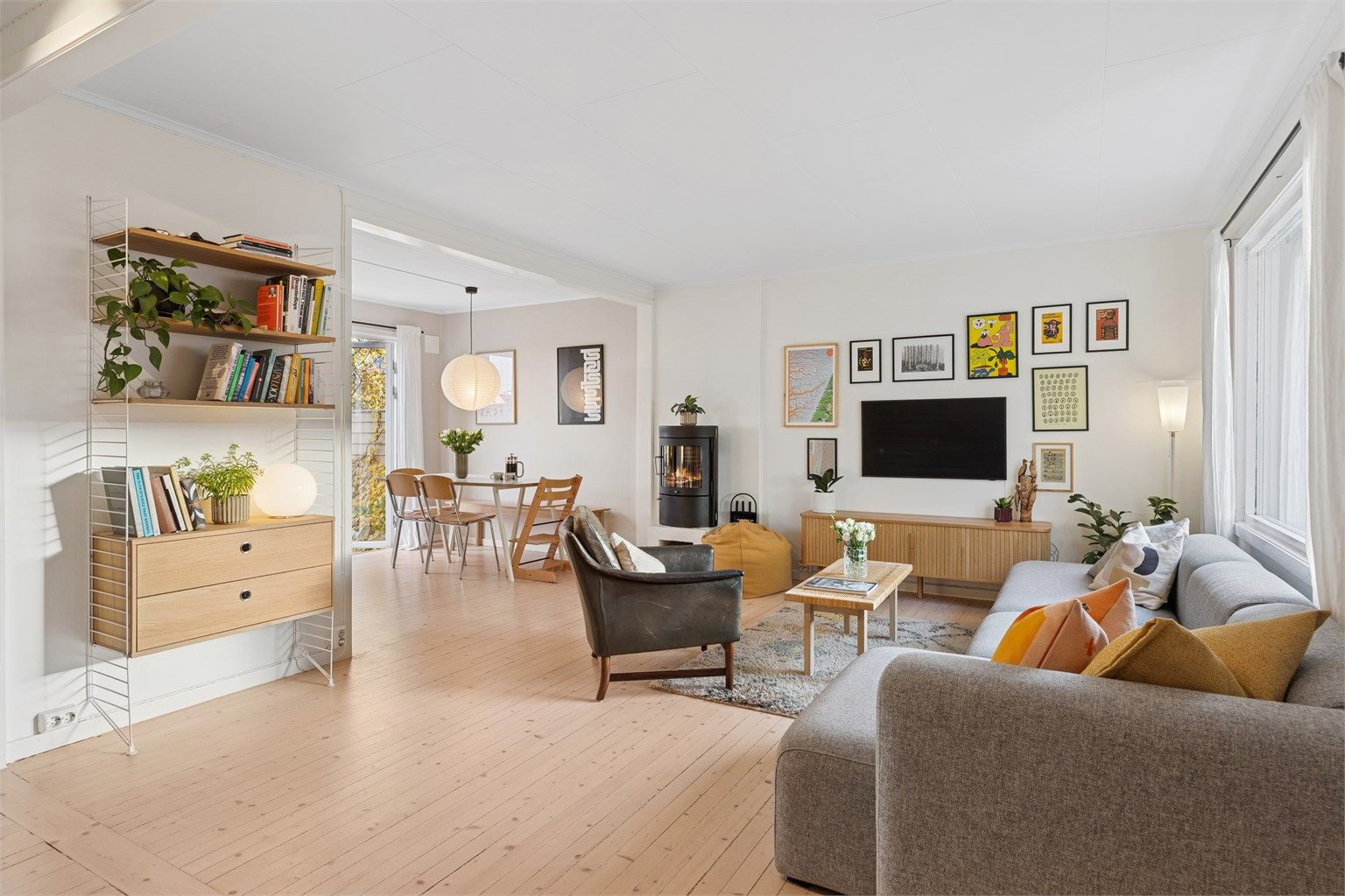 Lys og gjennomgående stue med vakre, slipte originalgulv som gir rommet karakter og sjel.