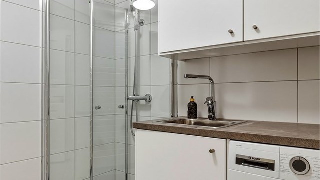 Fra gangen er det også inngang til praktisk vaskerom med ekstra dusj. Det er videre inngang til lagringsbod fra vaskerommet