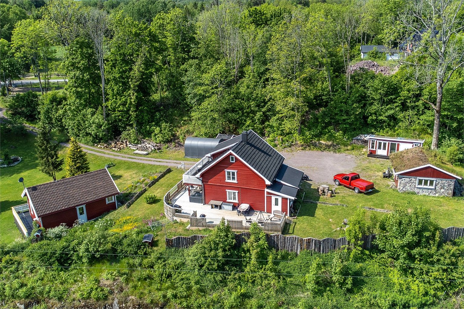 Eiendommen har mye plass og mange bruksmuligheter. Ved kan hentes i egen skog. Fotograf: Arunas Zabulionis/ Aronasphoto.