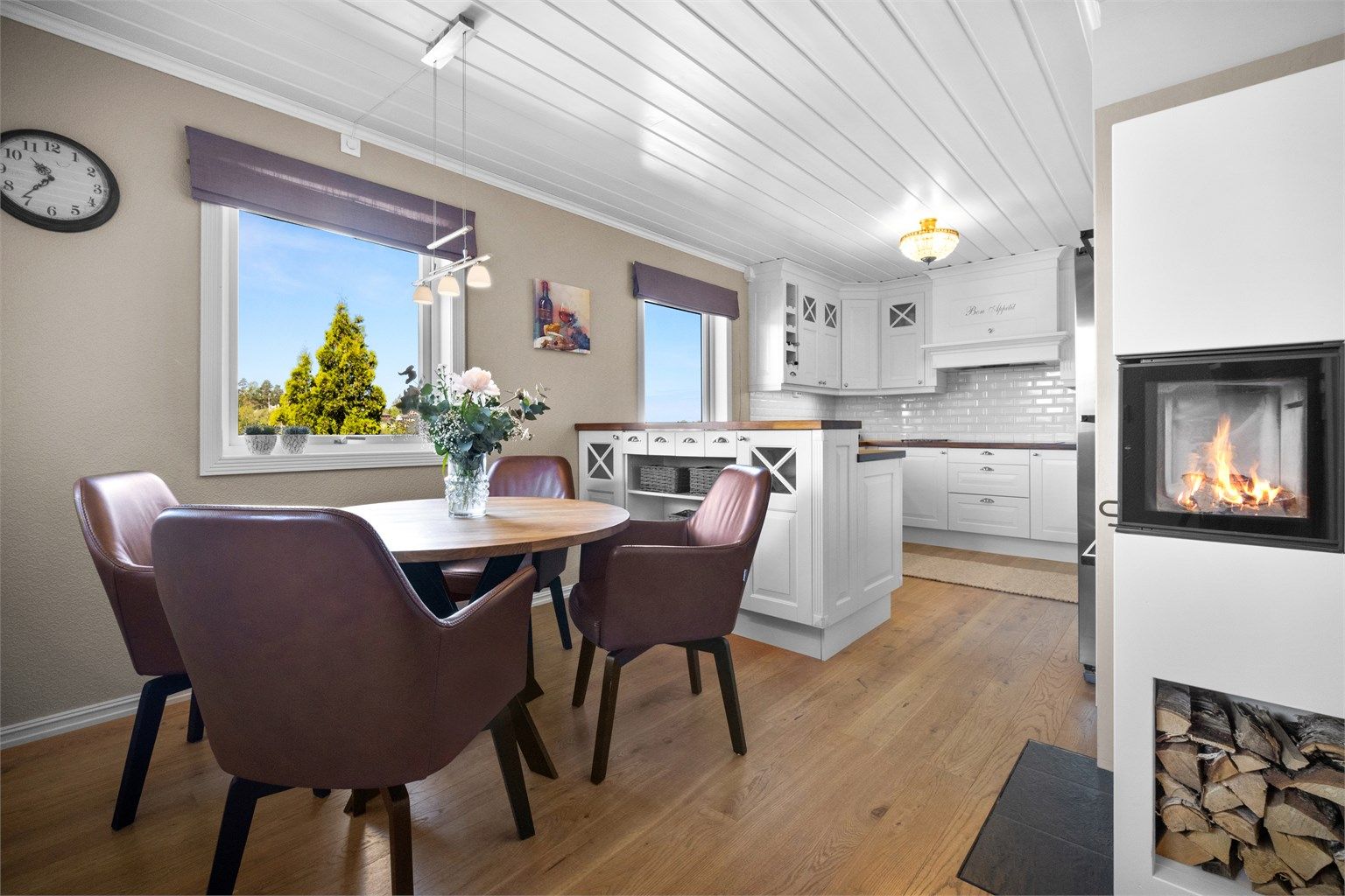 Kjøkken - Stort, pent kjøkken fra Sigdal (type Herregård) fra 2013, peis og plass til spisegruppe.