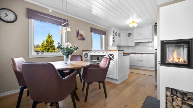 Kjøkken - Stort, pent kjøkken fra Sigdal (type Herregård) fra 2013, peis og plass til spisegruppe.