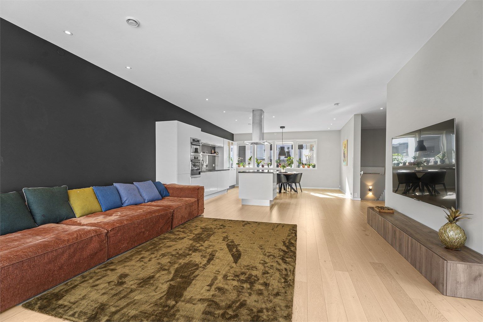 I øverste etasje får du en flott og romslig stue med plass til hyggelige kvelder sammen med familie.