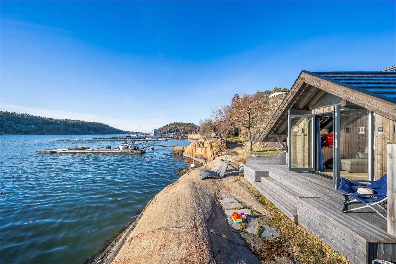 Fantastisk strandeiendom med nyere bolig -høyt og fritt m/panorama sjøutsikt, brygge og sjøbod - vestvendt og solrik. (Platting ved sjøbod er ikke omsøkt)  
