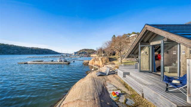 Fantastisk strandeiendom med nyere bolig -høyt og fritt m/panorama sjøutsikt, brygge og sjøbod - vestvendt og solrik. (Platting ved sjøbod er ikke omsøkt)