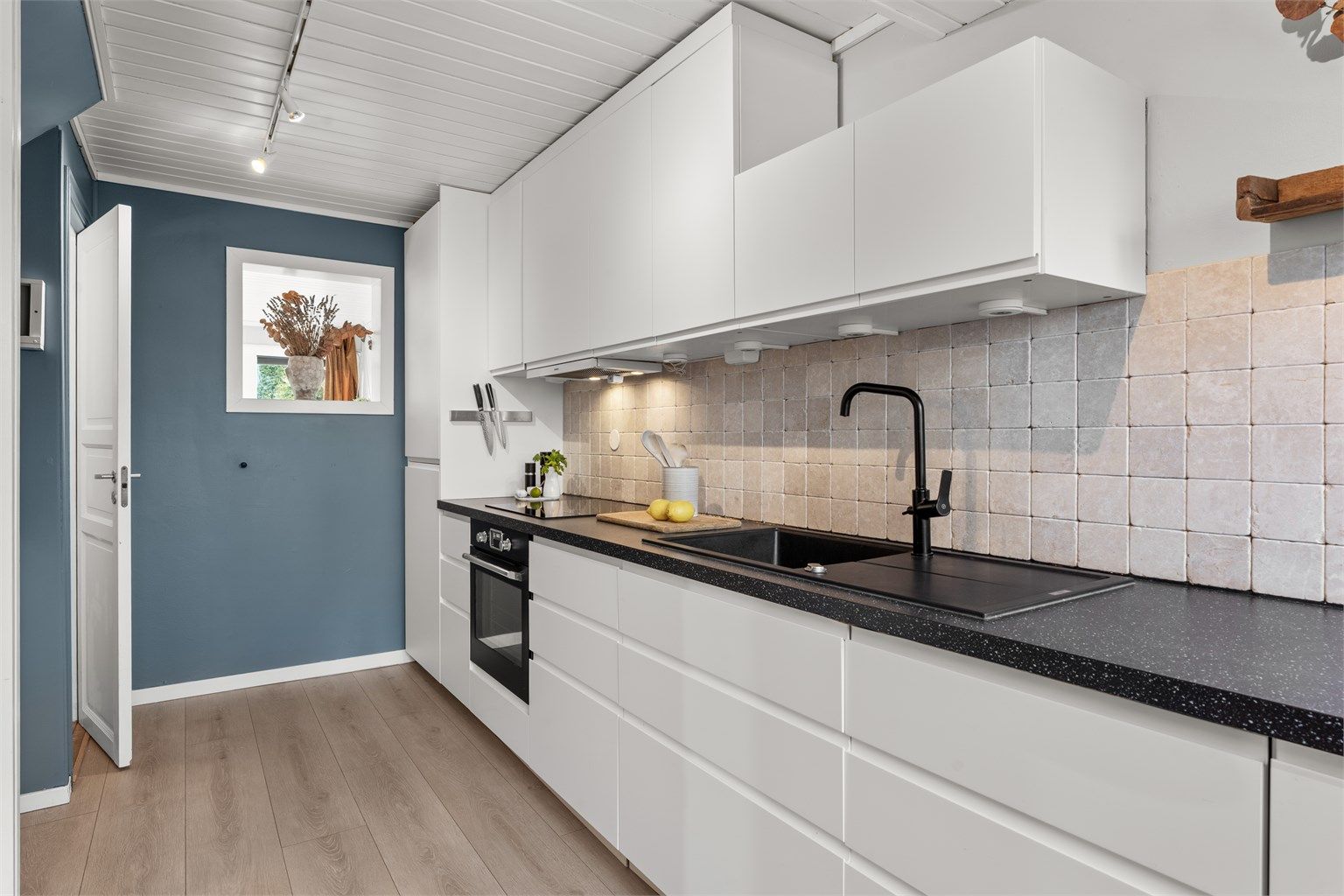 Kjøkkenet er godt utstyrt med integrert stekeovn, platetopp, oppvaskmaskin og kjøleskap med frysedel. Alle hvitevarer på kjøkken medfølger.