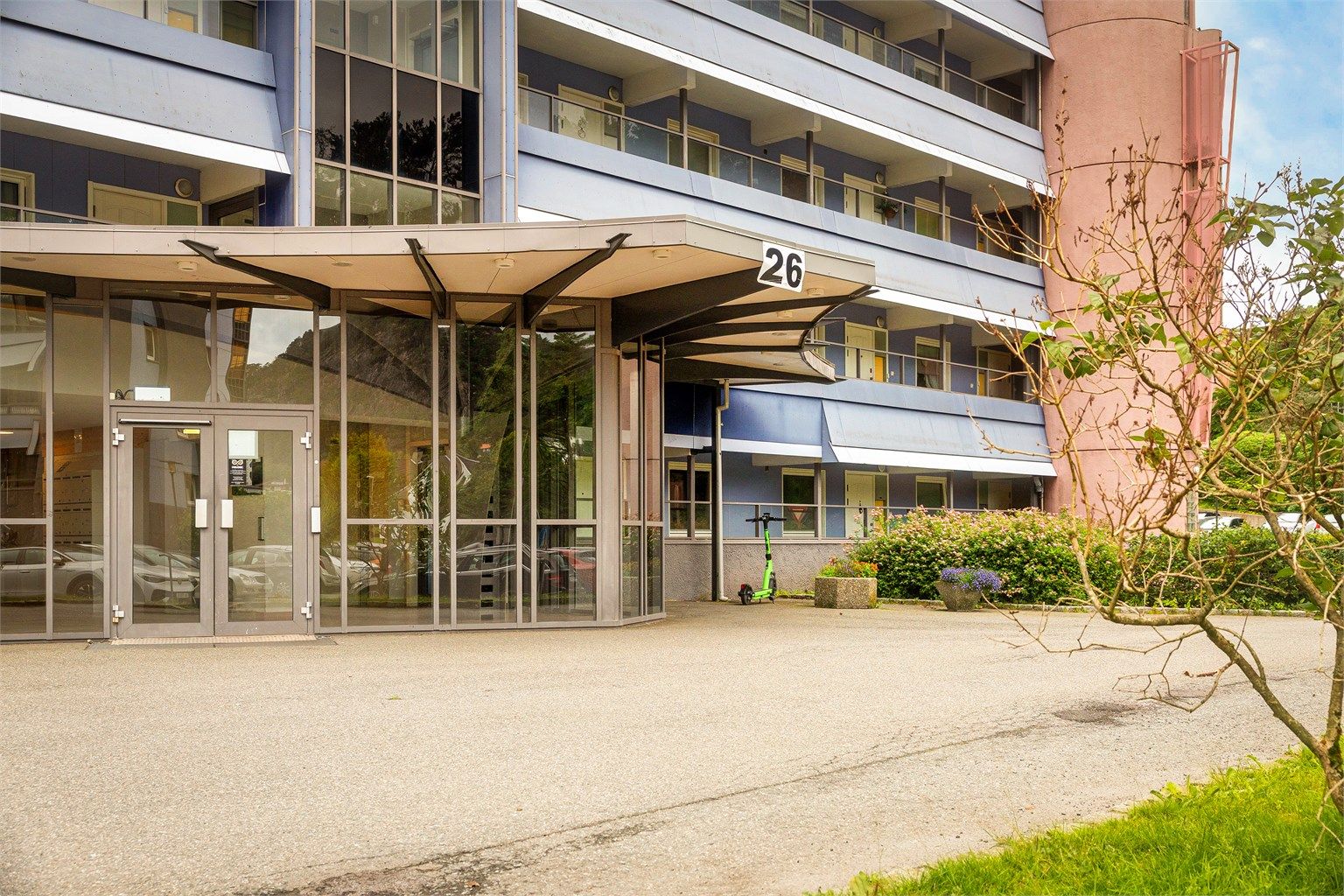 - Velholdt inngangsparti med heis i bygget. En kort spasertur unna ligger Vestkanten Storsenter -