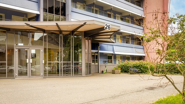 - Velholdt inngangsparti med heis i bygget. En kort spasertur unna ligger Vestkanten Storsenter -