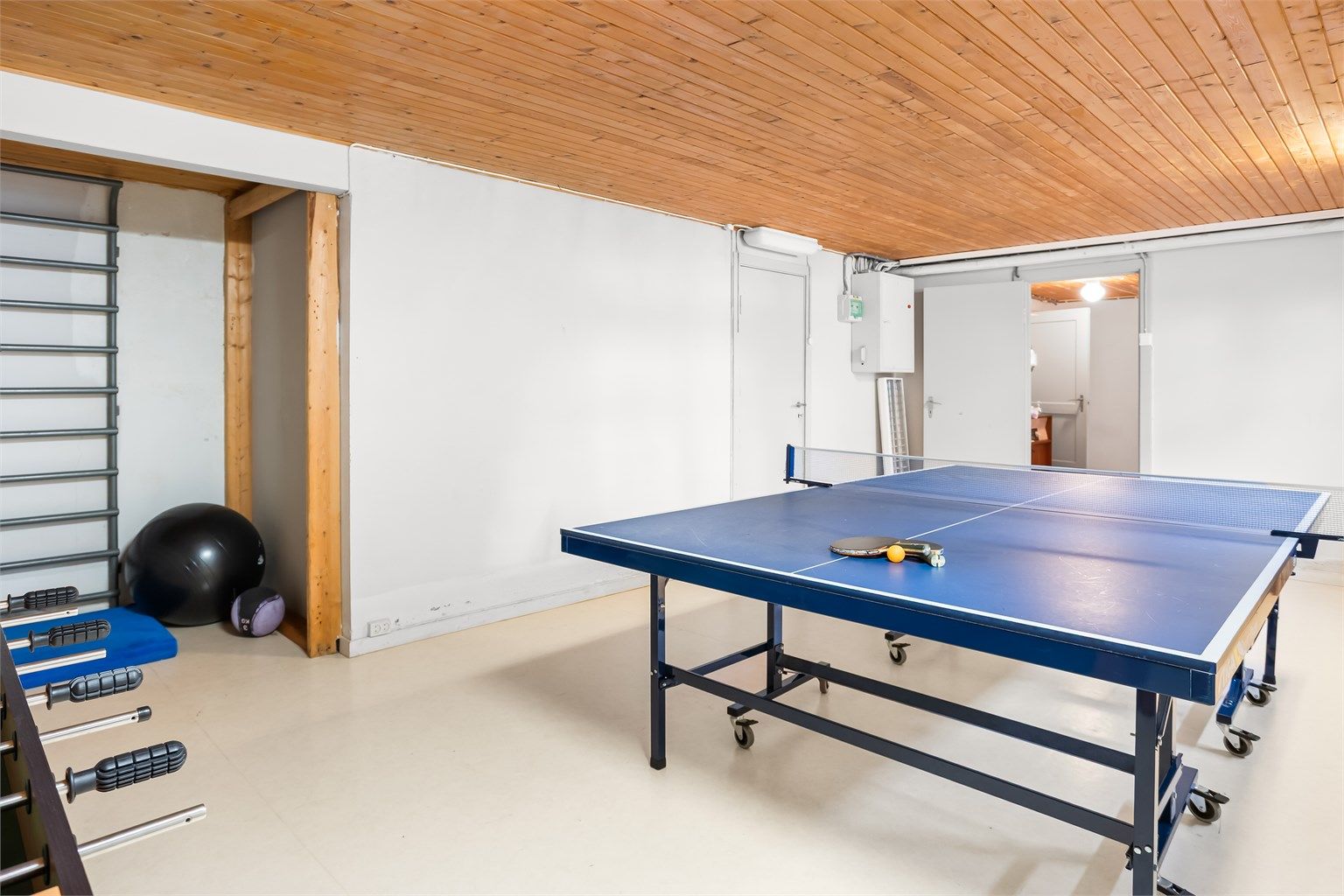 Kjelleren byr på flere rom til oppbevaring. Her er det  godt med plass! 