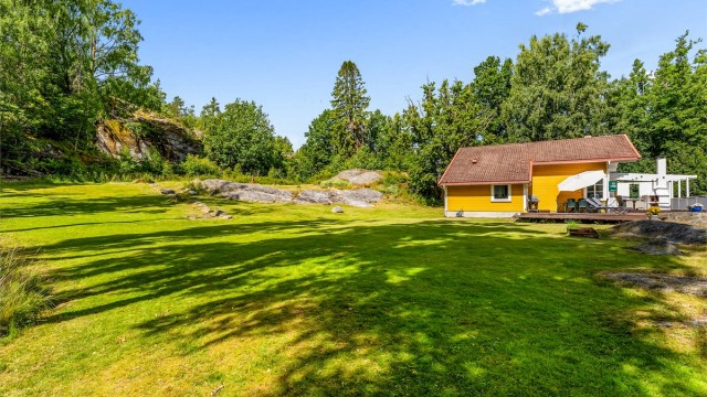Den store gressplenen er ypperlig for barnelek og sommeraktiviteter.