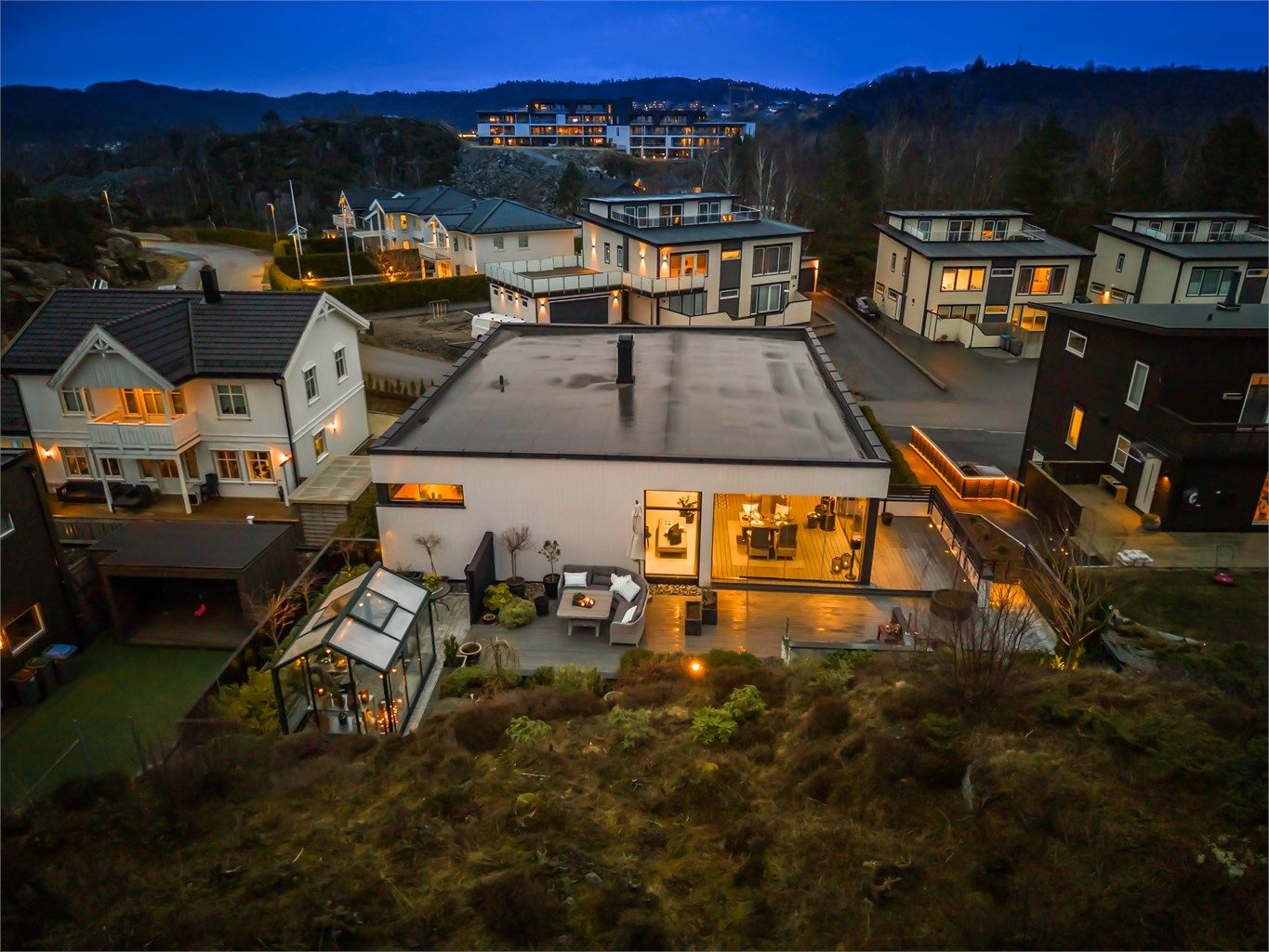 Store terrassearealer på tilsammen 111 m² inkludert innglasset terrasse på 25 m².