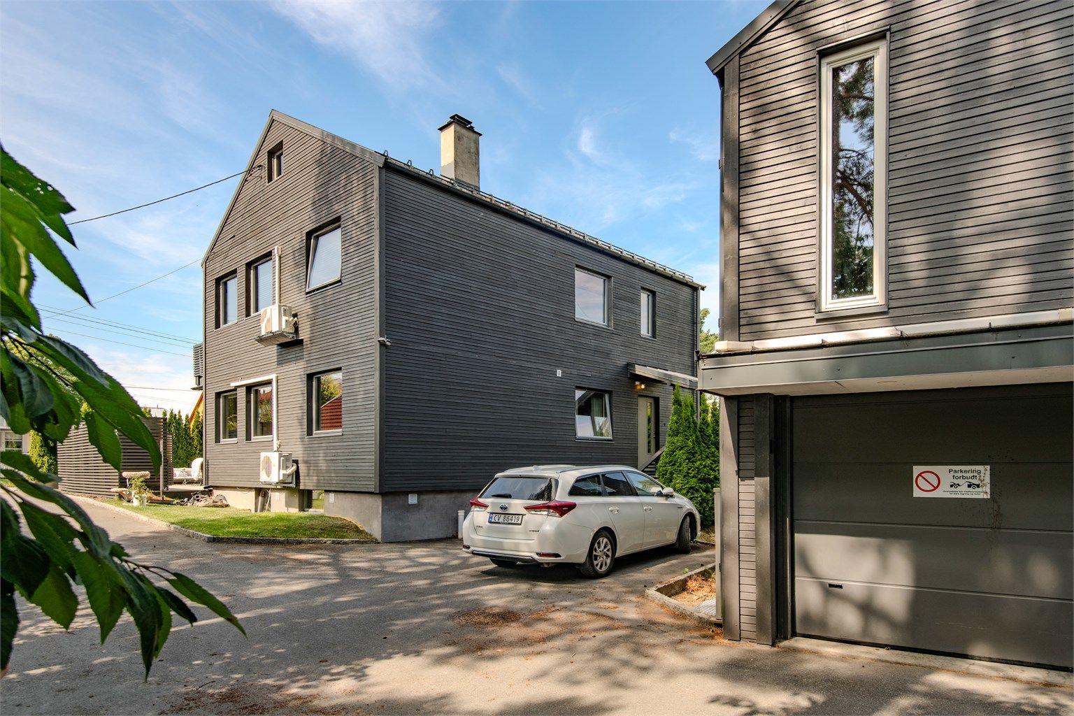 Boligen disponerer garasjeplass med elbillader i nabobygg.