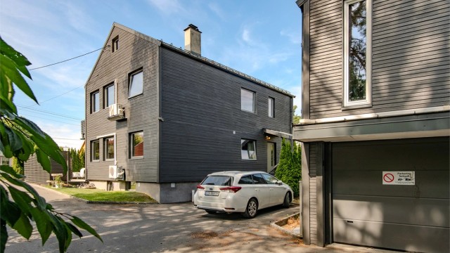 Boligen disponerer garasjeplass med elbillader i nabobygg.