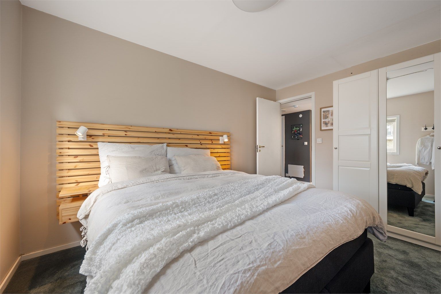 Det medfølger garderobeskap med god oppbevaringsplass. 