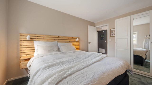 Det medfølger garderobeskap med god oppbevaringsplass.