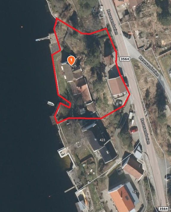 Tomten er på ca. 1,5 mål og strekker seg fra Revesandveien og helt ned til sjøen.