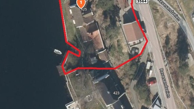 Tomten er på ca. 1,5 mål og strekker seg fra Revesandveien og helt ned til sjøen.