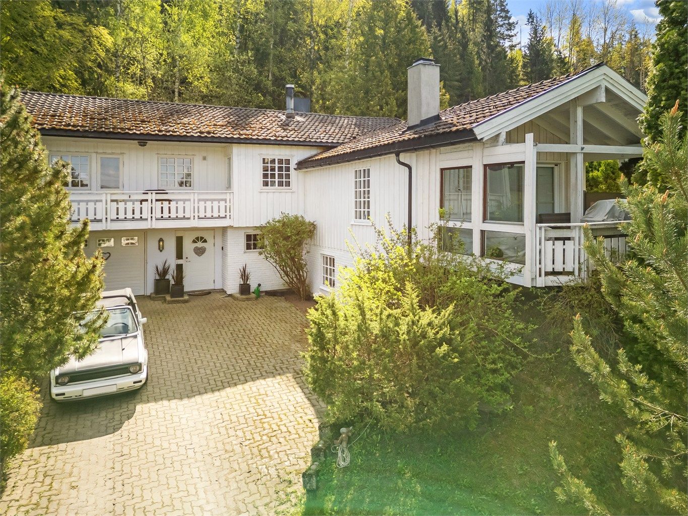 Heggveien 23 med brosteinsbelagt oppkjørsel og gårdsplass. Foto: Ole Thorgeir Solheim Thoresen