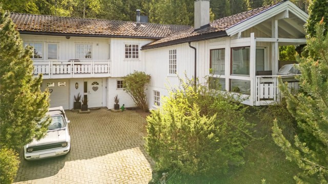 Heggveien 23 med brosteinsbelagt oppkjørsel og gårdsplass. Foto: Ole Thorgeir Solheim Thoresen