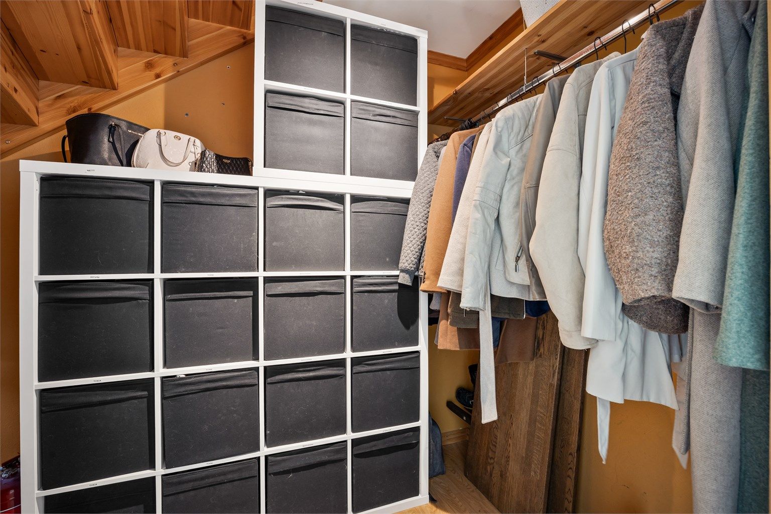 Smart utnyttelse av plassen under trappen gir ekstra lagringsmuligheter.