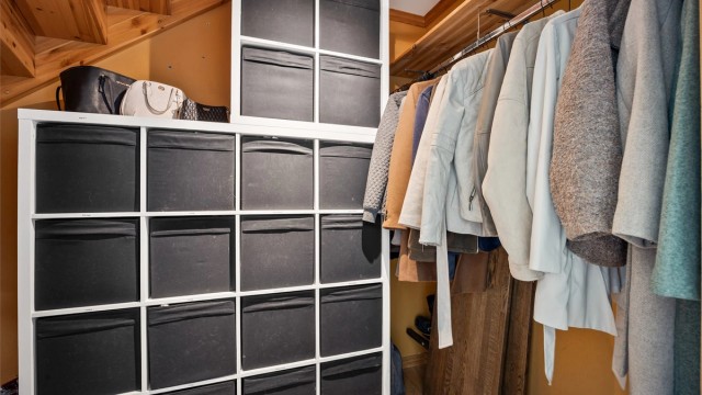 Smart utnyttelse av plassen under trappen gir ekstra lagringsmuligheter.