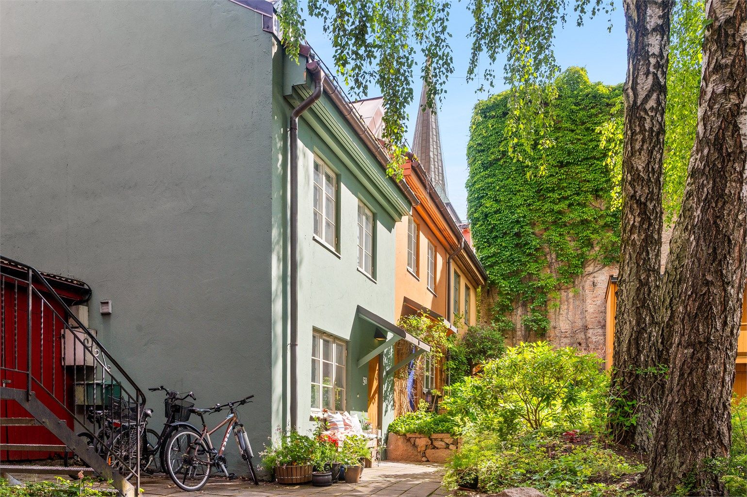 Eiendommen ligger i en gate preget av fargerik arkitektur.