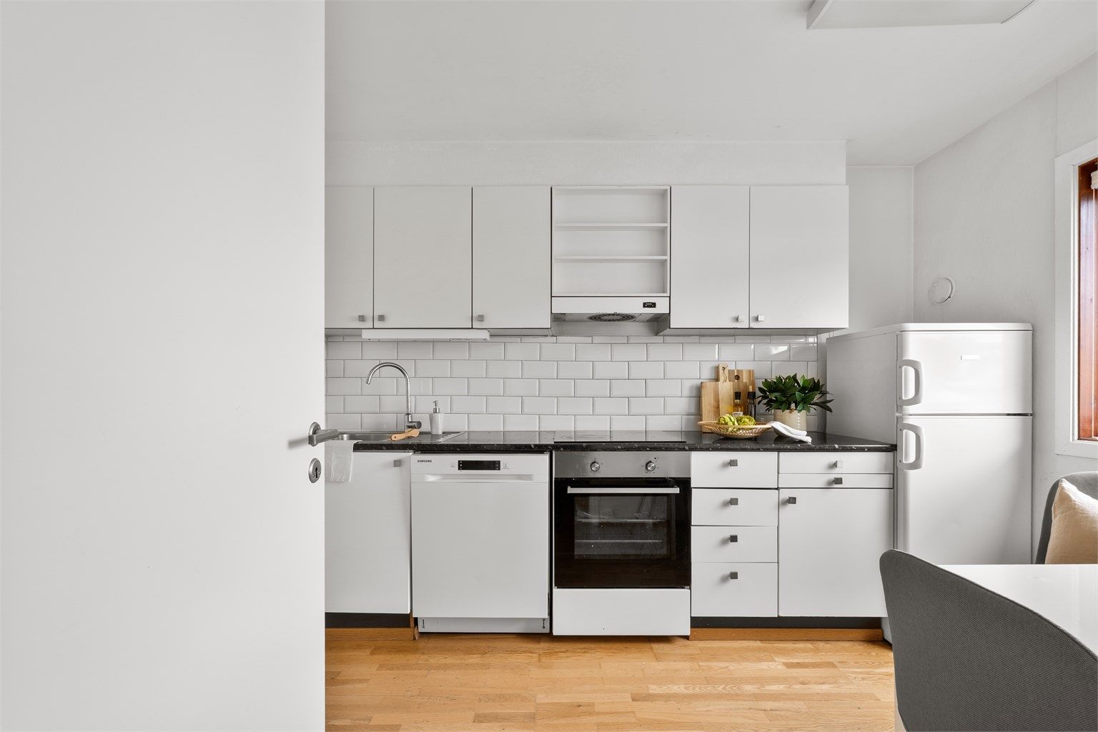 Kjøkken ligger adskilt fra stue, men flere har valgt å åpne opp. 
