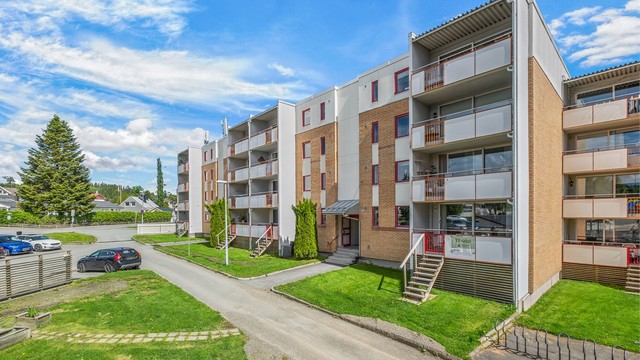 Orrevegen 13 ligger i et rolig og familievennlig boligområde på Saupstad, med grønne fellesarealer og praktisk adkomst rundt bygget. Her bor du i trygge omgivelser med kort vei til hverdagslige servicetilbud.