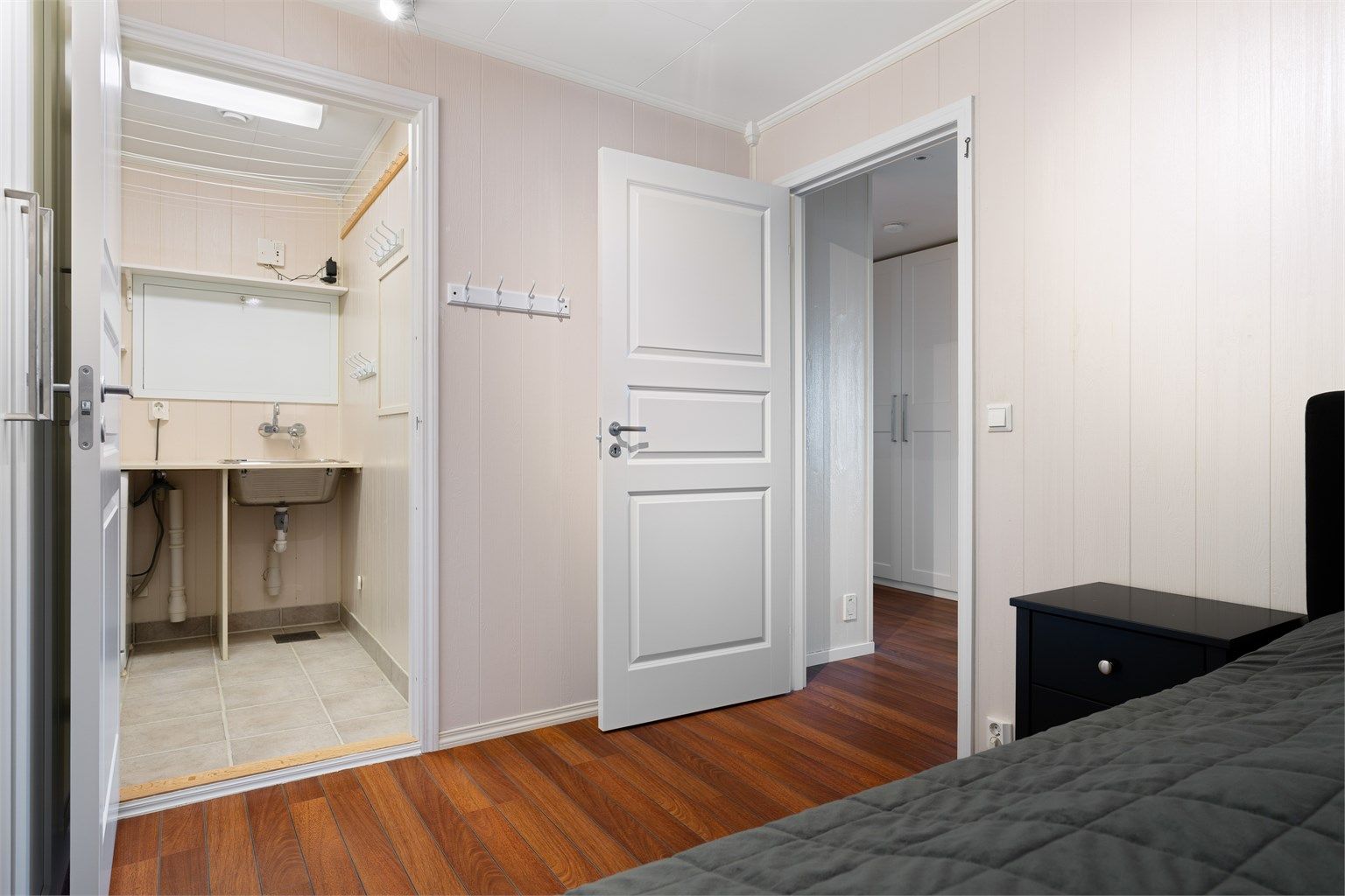 Her har man god plass til dobbeltseng av ønsket størrelse, nattbord og garderobeskap. 