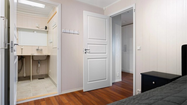 Her har man god plass til dobbeltseng av ønsket størrelse, nattbord og garderobeskap.