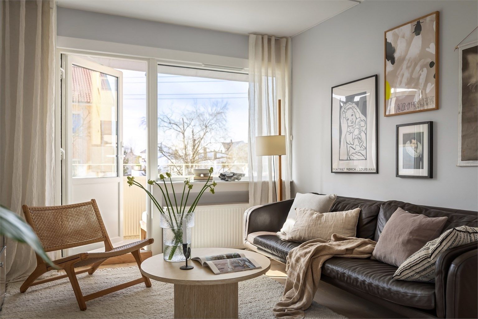 Fra stuen er det direkte utgang til en flott balkong, som skaper en herlig forlengelse av boligen på sommerhalvåret