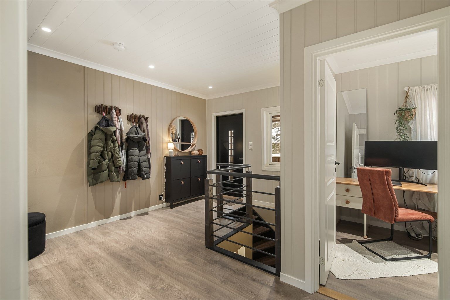 Romslig og lys gang. Det er rikelig med lagringsmuligheter på meget stort loft.