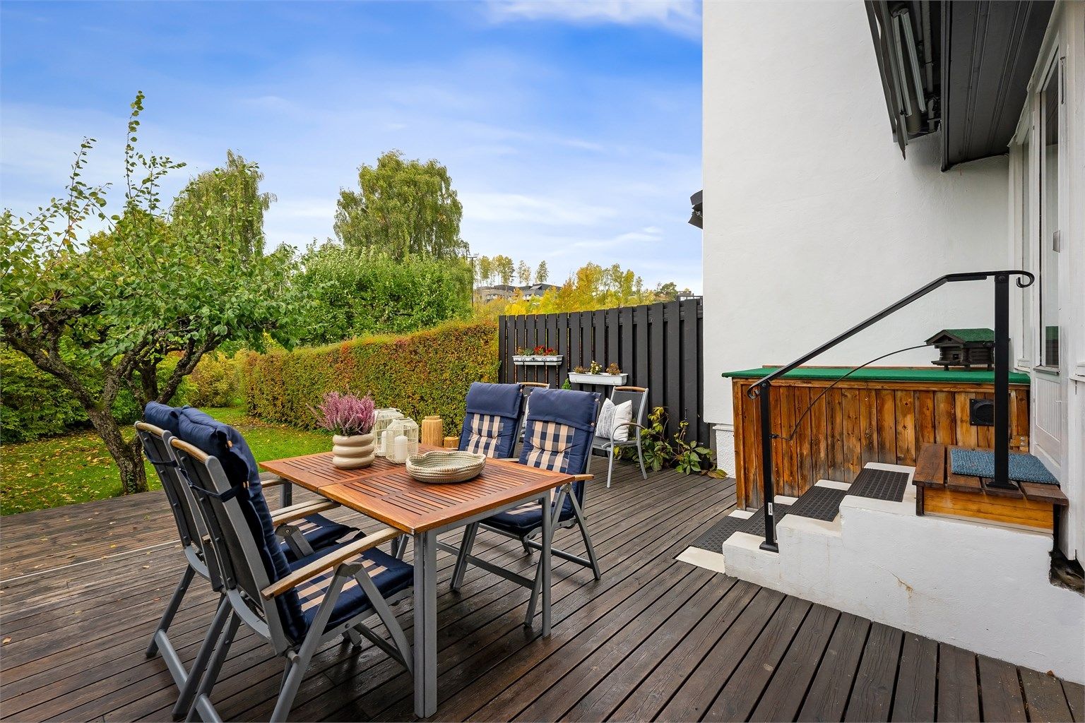 Den sydvestvendte terrassen har tregulv og god plass til utemøbler og spisebord.