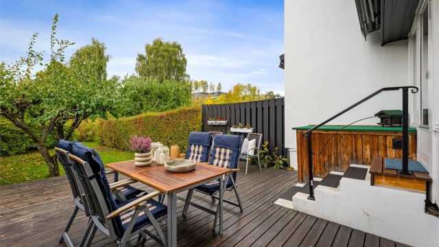 Den sydvestvendte terrassen har tregulv og god plass til utemøbler og spisebord.