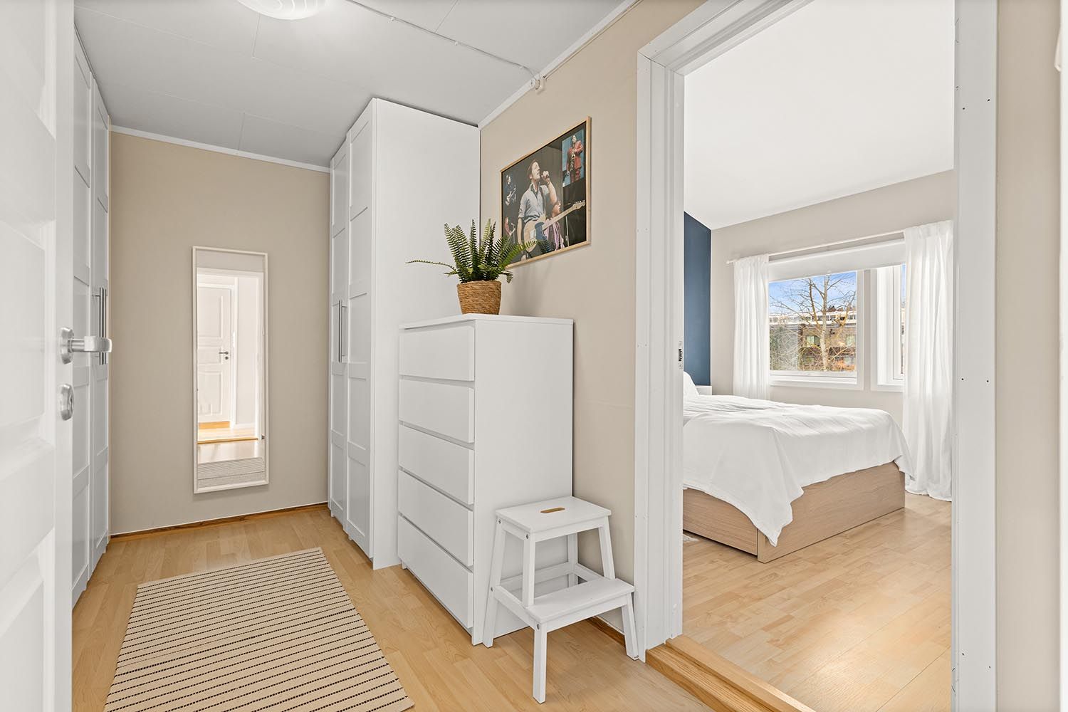 I tilknytning til hovedsoverommet ligger det et praktisk garderoberom.