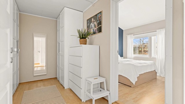 I tilknytning til hovedsoverommet ligger det et praktisk garderoberom.